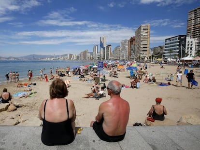 Turistas en una playa en Benidorm, Valencia. 