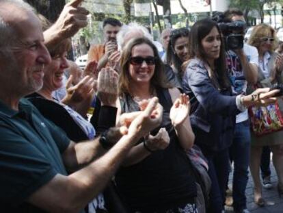 Javier Krahe y, a su espalda, Montserrat Fern&aacute;ndez Villa, aplaudidos a la puerta de la Audiencia Provincial