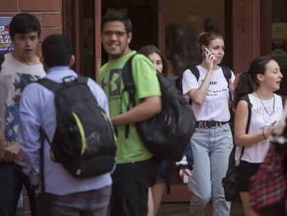 Una joven habla por teléfono móvil en un descanso de los exámenes de Selectividad en la Universidad de Barcelona. 