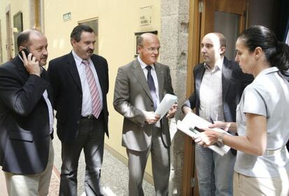 Lage Tuñas junto a Baltar y la presidenta del Parlamento