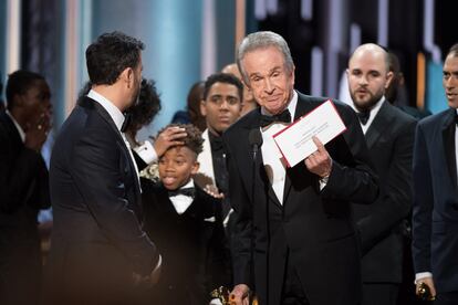 Warren Beatty muestra la tarjeta equivocada en la ceremonia de los Oscar.