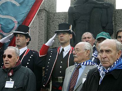 Dos <i>mossos d'esquadra,</i> con uniforme de gala, ayer en Mauthausen, y a la izquierda, dos supervivientes: Eusebio Pérez y Francisco Batiste.