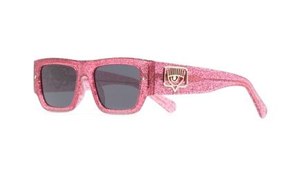 Si buscas un accesorio divertido, original y que te haga destacar apuesta por estas gafas de sol con purpurina de Chiara Ferragni.

142€

 