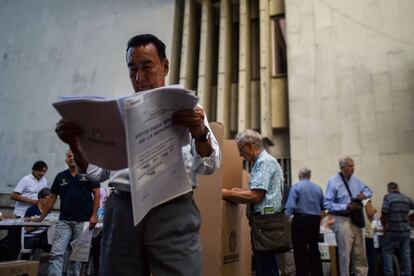 Un hombre mira la lista electoral en un centro de votaciones en Cali (Colombia), el 11 de marzo de 2018.