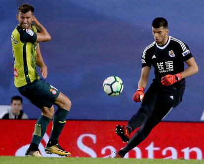 El porter argentí de la Reial Societat Gerónimo Rulli davant del brasiler Leo Baptistao, delanter del RCD Espanyol.