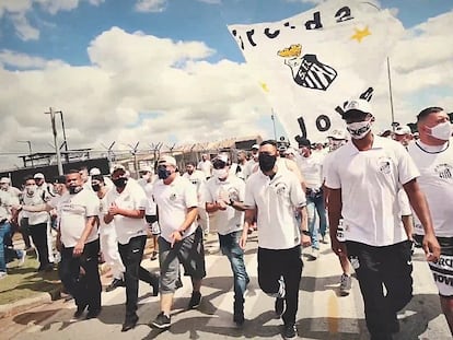 Torcida do Santos faz festa para o time nas ruas.