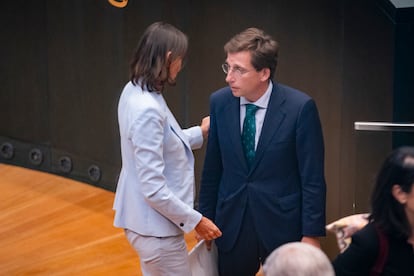 La portavoz socialista en el Ayuntamiento, Reyes Maroto, charla con el alcalde, José Luis Martínez-Almeida, tras el incidente. 