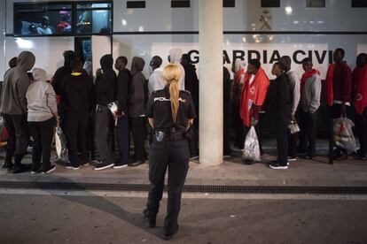 La Policía Nacional fleta un autobús para trasladar a los migrantes a distintas comisarías.