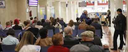 Contribuyentes en una sede de la Agencia Tributaria en Madrid durante la Campaña de Renta.