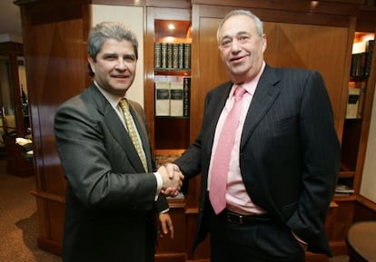 Fernando Mart&iacute;n (a la izquierda) y Manuel Jov&eacute;, en 2007, cuando cerraron la venta de Fadesa