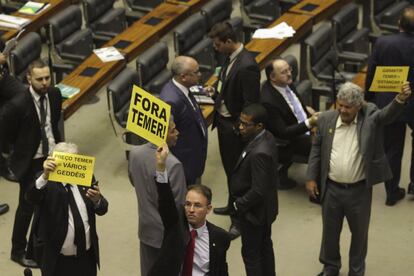 Deputados de oposição protestam no Plenário contra o presidente Michel Temer 