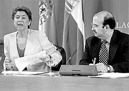 Magdalena Álvarez y Gaspar Zarrías, ayer, tras el Consejo de Gobierno.