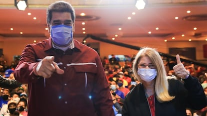 Nicolás Maduro acompanhado da sua esposa, Cilia Flores, em um ato de campanha, nesta terça-feira, em Caracas. Em vídeo, Maduro afirma que deixará a presidência se perder as eleições legislativas.