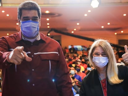 Nicolás Maduro acompanhado da sua esposa, Cilia Flores, em um ato de campanha, nesta terça-feira, em Caracas. Em vídeo, Maduro afirma que deixará a presidência se perder as eleições legislativas.