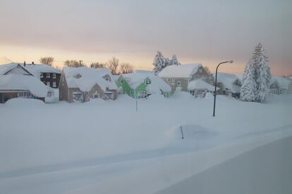 Los meteorólogos prevén una nueva nevada este miércoles por la noche y una nueva capa adicional de hasta un metro. En la imagen, casas cubiertas por un manto blanco, en una calle al sur de Buffalo, el 19 de noviembre de 2014.