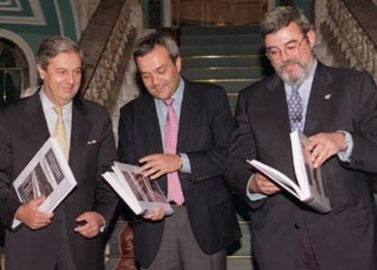 Calvo-Sotelo (centro), en una imagen de archivo junto al presidente de Renfe, Miguel Corsini (izqda), y el director general de Ferrocarriles y Transporte por Carretera Fernando José Cascales.