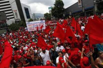 Miles de trabajadores y simpatizantes chavistas participan en una marcha en el centro de Caracas, Venezuela, con motivo del Da Internacional del Trabajo. EFE/Archivo