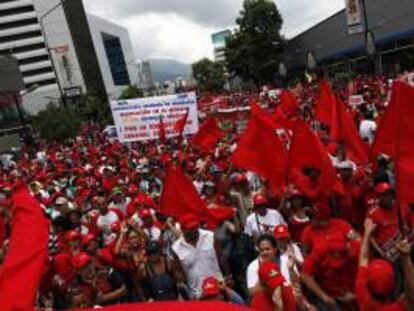 Miles de trabajadores y simpatizantes chavistas participan en una marcha en el centro de Caracas, Venezuela, con motivo del Día Internacional del Trabajo. EFE/Archivo
