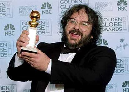Peter Jackson muestra el premio al mejor director.