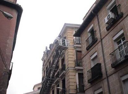 Los bomberos, a punto de rescatar a la joven y su perro en la incendio de esta mañana en calle Manzana.