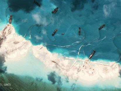Imagem aérea dos barcos chineses em um arrecife nas ilhas Spratly.