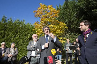 Carles Puigdemont amb Toni Comín i Lluís Puig, a l'anomenada Casa de la República de Waterloo.