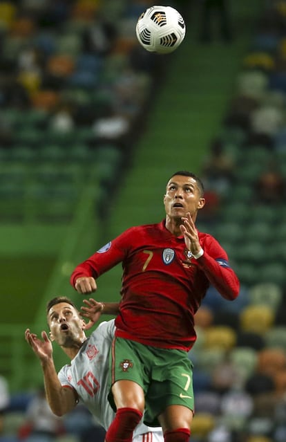 Cristiano salta para golpear de cabeza durante una jugada de ataque de la selección portuguesa. 