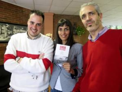 (De izq-dcha) Los reporteros Antonio Pampliega, Maysun y Alberto Prieto, ayer, durante la presentación del libro "Siria. Más allá de Bab Al-Salam" en el Colegio Mayor Chaminade.