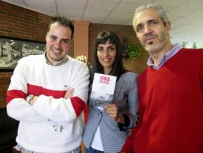 (De izq-dcha) Los reporteros Antonio Pampliega, Maysun y Alberto Prieto, ayer, durante la presentación del libro "Siria. Más allá de Bab Al-Salam" en el Colegio Mayor Chaminade.