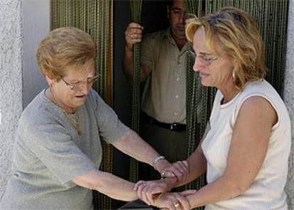 Familiares de Patricia Maurel Conte (abajo), ayer, en la Puebla de Híjar (Teruel), tras conocer el asesinato de la mujer.
