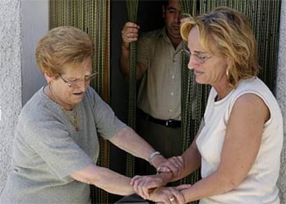 Familiares de Patricia Maurel Conte (abajo), ayer, en la Puebla de Híjar (Teruel), tras conocer el  asesinato de la mujer.