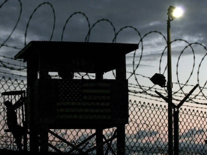 Una torre de control en la base de Guant&aacute;namo