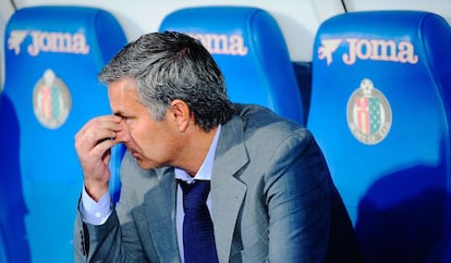 José Mourinho visiona el encuentro desde el banquillo visitante del Coliséum.