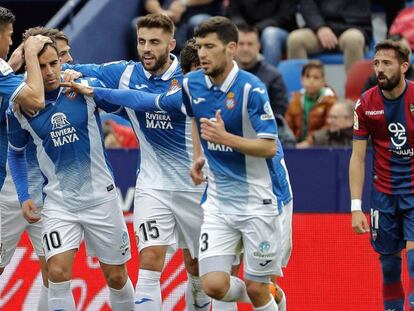 Los jugadores del Espanyol celebran el gol del empate, con Morales a la derecha.