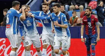 Los jugadores del Espanyol celebran el gol del empate, con Morales a la derecha.