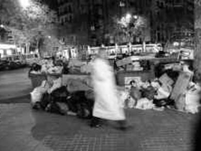 b 37929 - (07/nov/00) - color - Contenedores de basura y reciclaje de Barcelona - Foto: Carles Ribas.
