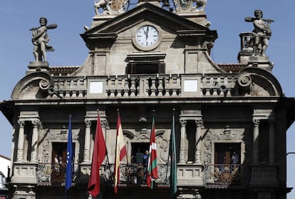 Colocación de la Ikurriña en el balcón del Ayuntamiento de Pamplona antes del inicio de las fiestas.