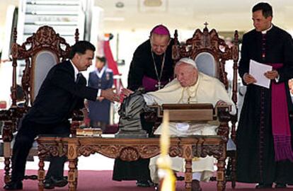 Juan Pablo II saluda al presidente de Guatemala, Alfredo Portillo.
