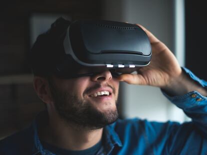 La realidad virtual y la realidad aumentada permiten crear experiencias de aprendizaje, especialmente en la realización de prácticas en laboratorios digitales, sin necesidad de equipamiento ni instalaciones.