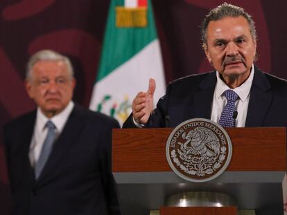 López Obrador y Octavio Romero, director de Pemex, durante la conferencia de prensa del 6 de mayo.