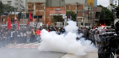 Dessa vez, não foi preciso esperar qualquer tipo de provocação de um 'black bloc'. Nem sequer o protesto começar. Isso porque, quando os manifestantes insistiram em descer pela avenida Rebouças e tentaram forçar a passagem, a PM começou a reprimir de forma violenta.