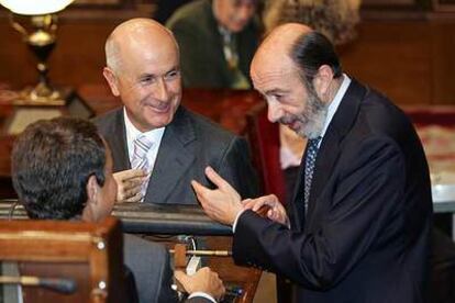 El portavoz del PSOE en el Congreso, Alfredo Pérez Rubalcaba (a la derecha), habla con el presidente del Gobierno, José Luis Rodríguez Zapatero (de espaldas), y con Josep Antoni Duran (CiU).