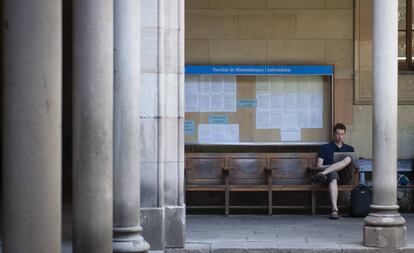 Un estudiant en la facultat de Matemàtiques a l'Universitat de Barcelona, al juny.