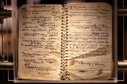 Uno de los tres cuadernos con las letras originales manuscritas del álbum 'Blood on the Tracks' de Bob Dylan, expuesto en el Bob Dylan Center en Tulsa, Oklahoma, el 30 de abril de 2022.