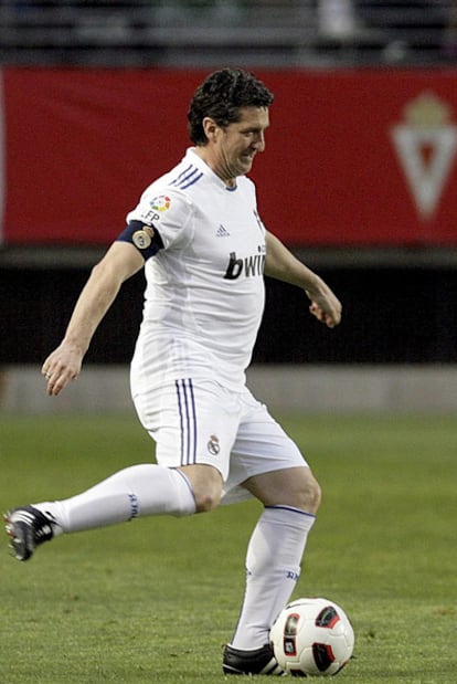 El delegado del Real Madrid Miguel Porlan Chendo durante el encuentro que el conjunto blanco disputó ante la selección de Murcia para recaudar fondos para los afectados por los terremotos del 11 de mayo en Lorca en el estadio de la Nueva Condomina de Murcia.