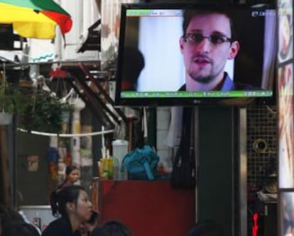 Una televisión en Hong Kong muestra imágenes de Snowden.