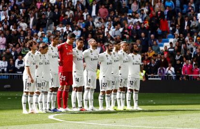 La alineación del Real Madrid durante el minuto de silencio antes del partido contra el Levante.
