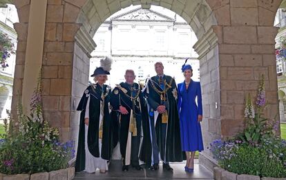 Los reyes Carlos y Camila han lucido los uniformes de la Orden del Cardo, el mayor honor real de Escocia. El pasado mes de junio, tal y como confirmó el palacio de Buckingham, el monarca otorgó la distinción a su esposa. Él es el único con la potestad de dar el reconocimiento como Gran Maestre de la Orden del Cardo. Actualmente, esta distinción solo reconoce a aquellos que han ocupado cargos públicos o que han contribuido a la nación. 