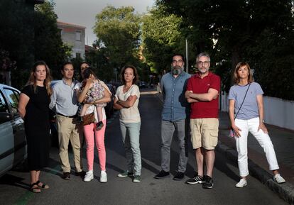 Vecinos de la colonia Buenavista, en el distrito madrileño de Chamartín, que reclaman la instalación de fibra óptica en sus casas.