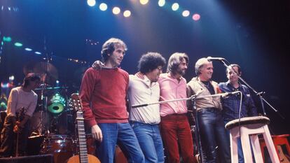 De izquierda a derecha: Joan Manuel Serrat, Pablo Milanés, Luis Eduardo Aute, Eduardo 'Teddy' Bautista y Silvio Rodríguez, en un concierto en Madrid en marzo de 1983.